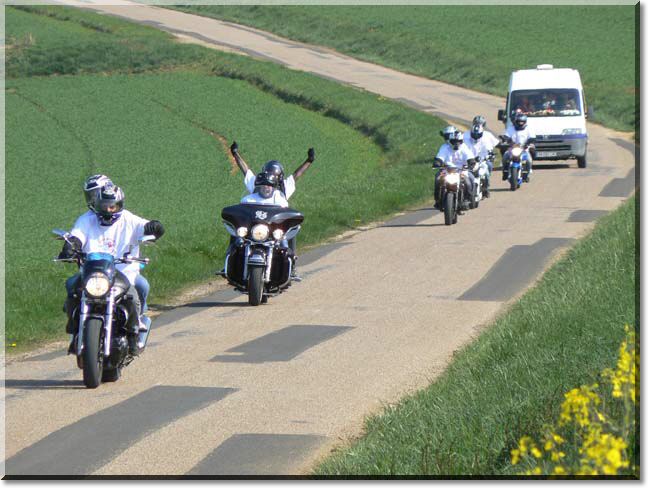 2011-04-17-MOTOS-ROSES-ESPOIR-CANCER-213.jpg